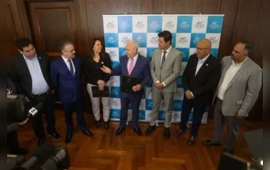 Chefe da Casa Civil em exercício, Luciano Borges, e os secretário  do Planejamento, Guto Silva, entregam Plano Plurianual (PPA) e a Lei Orçamentária (LOA) à Assembleia Legislativa do Paraná