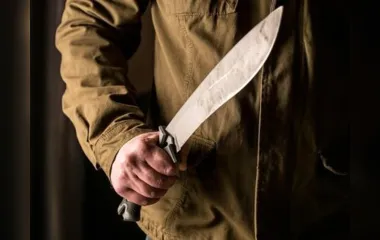 Ex-namorado foi até a casa da mulher armado com um facão e realizou as agressões