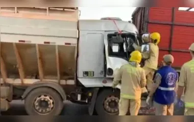 Os condutores não ficaram feridos, mas um os motoristas ficou preso dentro do caminhão