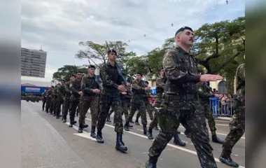 Por conta do desfile, o trânsito foi interrompido na Avenida Curitiba e ruas paralelas