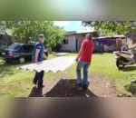 Moradores consertam casas afetadas pelo granizo em Jardim Alegre
