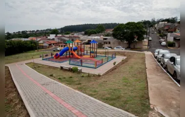 Prefeito entrega quadra poliesportiva e parque infantil em Apucarana