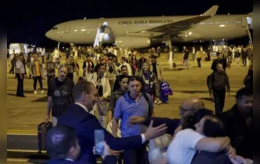 Avião da FAB trazendo 211 brasileiros, na operação Voltando em Paz.