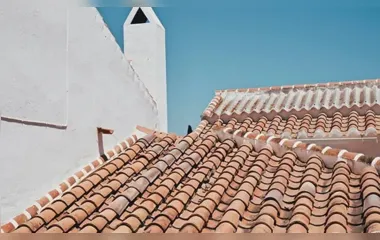 Homem se 'esconde' em telhado de casa e situação vira caso de polícia