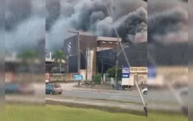 Em cerca de duas horas, os bombeiros diminuíram as chamas