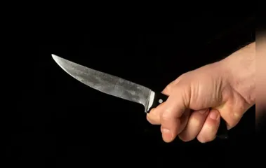 Homem invade casa de vizinhos com faca à procura de 'vândalo'; entenda