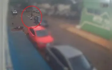 Prótese da perna de motociclista 'voa' após acidente em Sarandi; vídeo