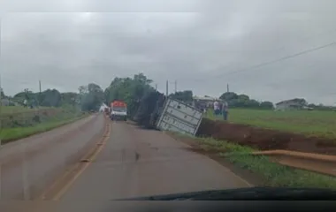 O caminhão tombou entre Corbélia e Cafelândia
