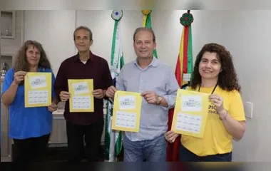 O selo foi entregue aos prefeitos Carlos Gil e Marcelo Reis
