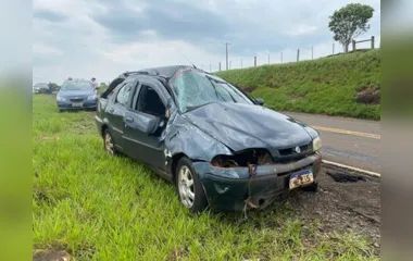 O veículo, um Fiat Palio Weekend sofreu diversas avarias com o acidente.