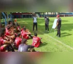 Toninho dando instruções aos atletas do sub-16