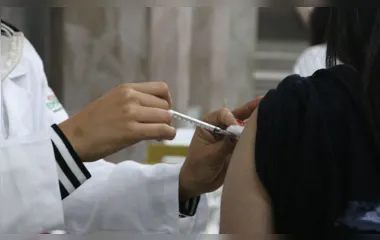 Saúde monitora novas variantes e reforça vacinação contra covid