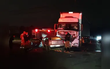 Acidente entre carro e caminhão deixa uma pessoa morta no Paraná