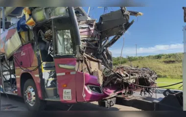 Acidente entre ônibus e caminhão deixa 2 mortos e mais de 40 feridos