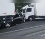 Um carro de passeio foi prensado por dois caminhões