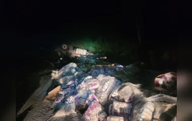 Caminhão carregado com açúcar tomba na BR-376 em Mauá da Serra