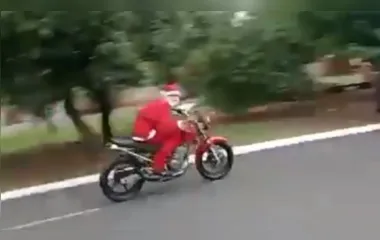 Viatura capota em perseguição a homem vestido de Papai Noel; vídeo