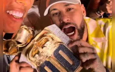 Neymar com o cordão de ouro
