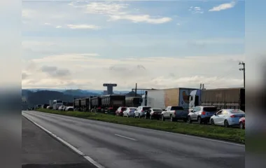 Acidente entre caminhões causa congestionamento na BR-376 no Paraná