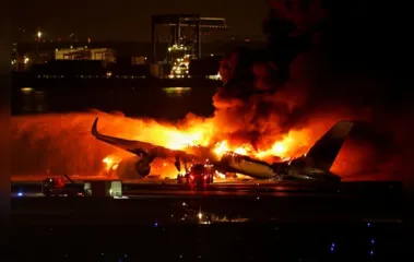 Colisão entre aviões deixa 5 mortos e 300 feridos no Japão