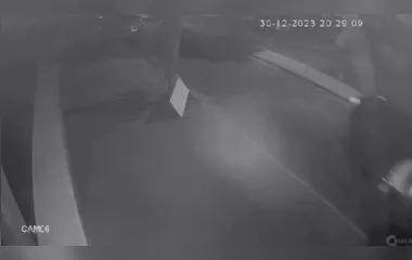 Vídeo mostra motorista batendo em carro estacionado em Apucarana