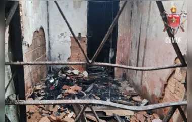 Criança de 2 anos morre carbonizada após incêndio atingir casa
