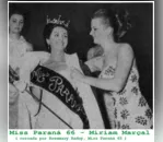 Apucaranense Rosemary Raduy entrega coroa de Miss Paraná para a conterrânea Miriann Marçal em 1966