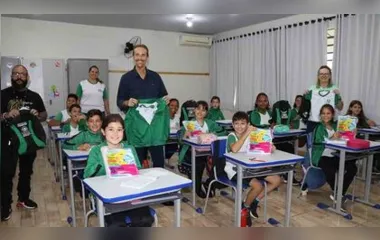 A entrega simbólica dos uniformes ocorreu na Escola Municipal Leila Diniz