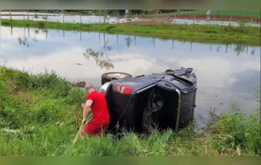 Motorista morre após caminhonete cair em açude no Paraná