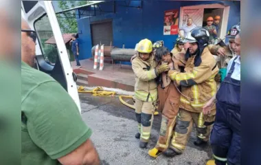 Bombeiro é resgatado de prédio que pegou fogo em Cidade do Leste