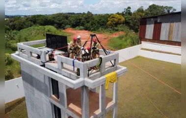 Bombeiros do Paraná participam de competição de salvamento em altura