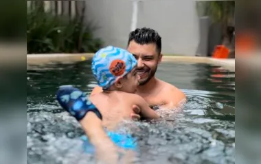 Murilo Huff curte piscina com o filho e encanta fãs: "Sorriso da mãe"