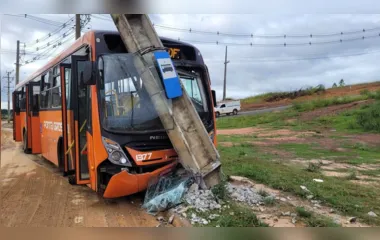 Ônibus escorrega na lama e colide contra poste no Paraná