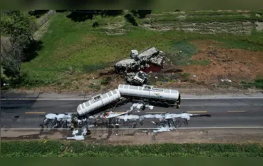 Batida frontal entre caminhões deixa motorista morto no Paraná