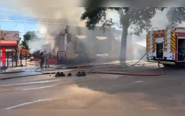 Vídeo: incêndio destrói borracharia no centro de Marialva