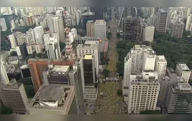 Pessoas se reúnem na Avenida Paulista