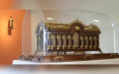 Relíquias de Santa Teresinha chegam a Londrina em avião da FAB