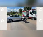 O acidente envolveu uma moto e um carro.