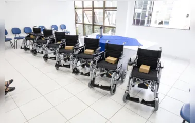 Adefiap e prefeitura entregam 7 cadeiras de rodas motorizadas