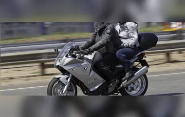 Adolescente pula de moto em movimento ao avistar PM em Apucarana