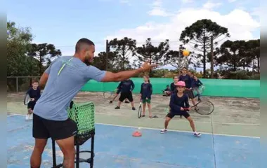 Aulas de tênis grátis garante inclusão de crianças e adolescentes