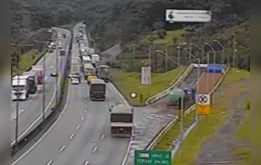 Caminhão com 50 toneladas de etanol perde freios no Paraná; veja vídeo