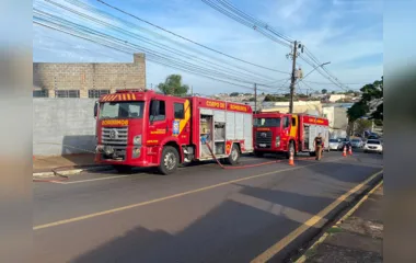 Bombeiros combatem incêndio em empresa de bonés de Apucarana