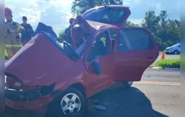 Grave acidente entre carro e caminhão mata duas pessoas na PR-492