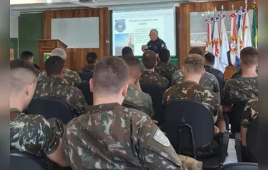 Recrutas do 30º BIMec recebem instrução da Guarda Civil de Apucarana