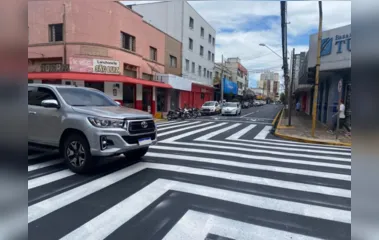 Prefeitura inova em faixa de pedestres na Rua Ponta Grossa