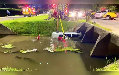 Carro cai de ponte, fica submerso e duas pessoas morrem em lago do PR
