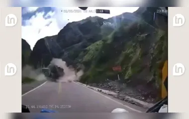 Cena de filme! Pedras gigantes despencam e esmagam veículos em rodovia