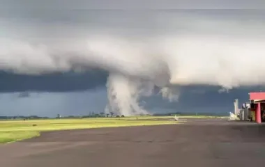 Nuvem gigantesca toca o chão e assusta moradores; veja vídeo