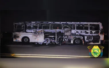 Motorista sai ileso após ônibus ser destruído por incêndio na PR-444